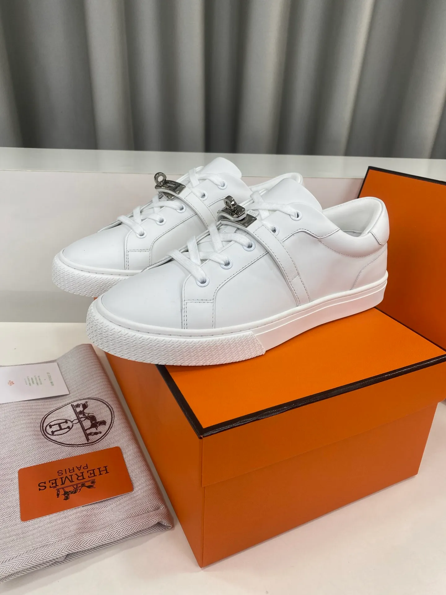👟👟Ex-factory price 540👟👟 Men's size +10 Hermes Classic Series Couple Style Casual Sports Shoes Skateboard Shoes ☑️ Calfskin Sports Shoes Super Light Sole Introduction Attractive Made in Italy The back of the shoe is decorated with Hermès classic locks to continue the brand design inspiration. Stroll around the city lightly and feel free and comfortable. Exquisite packaging at the delivery counter 🛍📦 ▪️Material: Original customized imported cowhide material ▪️Inner lining Original customized soft sheepskin ▪️Sole Original open-molded non-slip rubber outsole ▪️Sole thickness: 2cm ▪️Size: 35-45 (customized for women’s size 40, men’s size 45)